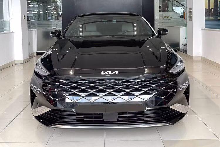 Tại Việt Nam, Kia K8 chẳng những là hàng hiếm mà còn không có đối thủ cạnh tranh trực tiếp. Tại thị trường nước ngoài, xe cạnh tranh với Hyundai Grandeur và Toyota Avalon. Mức giá gần 2 tỷ đồng của chiếc K8 tại Việt Nam hiện tiệm cận các mẫu sedan hạng sang cỡ nhỏ đến từ Đức như Mercedes-Benz C 300 AMG (2,099 tỷ đồng) hay BMW 330i (2,079 tỷ đồng).