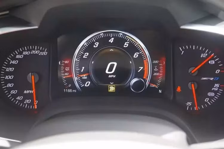 Các trang bị khác gồm; hệ thống âm thanh Bose, hệ thống khởi động và mở cửa không cần chìa khóa, điều hòa tự động hai vùng, kiểm soát hành trình, màn hình hiển thị trên kính chắn gió, cùng vô lăng bọc sợi carbon và da.