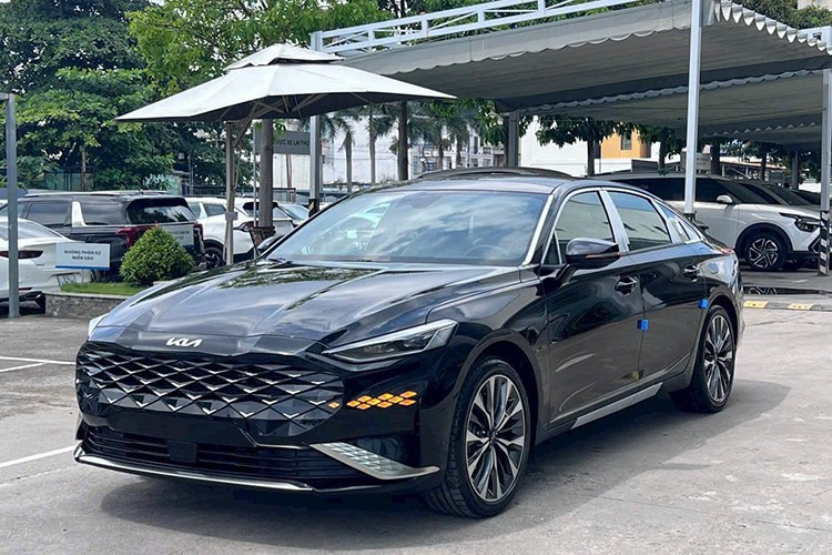 Chiếc xe sedan hạng trung tiệm cận phân khúc hạng sang Kia K8 đời 2023 này hiện đang được bày bán tại một đại lý ở khu vực Tp. HCM. Nhân viên tư vấn bán hàng tại đại lý cho biết chỉ có đúng một chiếc xe như thế này và được bán với giá lên đến 1,999 tỷ đồng.