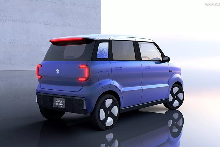 Suzuki Vision e-Sky sở hữu tay nắm cửa ẩn, gương chiếu hậu với thiết kế khí động lực học và cánh gió sau tinh tế, tích hợp đèn phanh LED. Thân xe tạo cảm giác vững chãi với phần đầu và đuôi phẳng. Chưa hết, xe còn có ngoại thất hai tông màu với nóc sơn trắng tương phản và các cột sơn đen. Bên cạnh đó là hốc bánh hơi phồng, chứa bộ mâm khí động lực học nằm gọn bên trong.