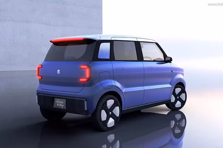 Suzuki Vision e-Sky sở hữu tay nắm cửa ẩn, gương chiếu hậu với thiết kế khí động lực học và cánh gió sau tinh tế, tích hợp đèn phanh LED. Thân xe tạo cảm giác vững chãi với phần đầu và đuôi phẳng. Chưa hết, xe còn có ngoại thất hai tông màu với nóc sơn trắng tương phản và các cột sơn đen. Bên cạnh đó là hốc bánh hơi phồng, chứa bộ mâm khí động lực học nằm gọn bên trong.