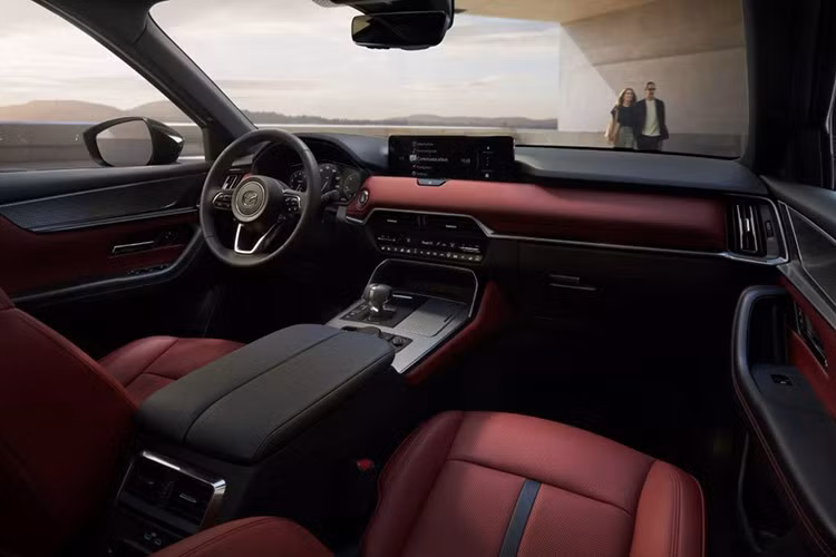 Dù là mẫu xe chia sẻ nền tảng và nhiều công nghệ với CX-90 ba hàng ghế, nhưng CX-70 vẫn chưa đạt được kỳ vọng về doanh số tại thị trường Mỹ. Trong 9 tháng đầu năm, Mazda chỉ bán được 12.256 chiếc CX-70, tăng 150% so với cùng kỳ 2024 nhưng vẫn kém xa 44.709 chiếc CX-90 bán ra.