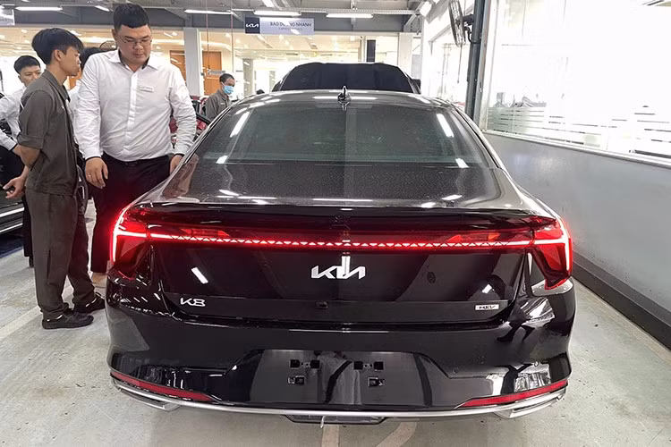 Những trang bị an toàn của xe khá đa dạng, bao gồm hỗ trợ tránh va chạm phía trước, phanh khẩn cấp tự động, hỗ trợ giới hạn tốc độ, hệ thống kiểm soát hành trình thông minh dựa trên định vị, hỗ trợ lái xe trên cao tốc HDA 2, camera 360 độ, hỗ trợ tránh va chạm khi lùi đỗ xe, hỗ trợ đỗ xe thông minh từ xa và 9 túi khí.