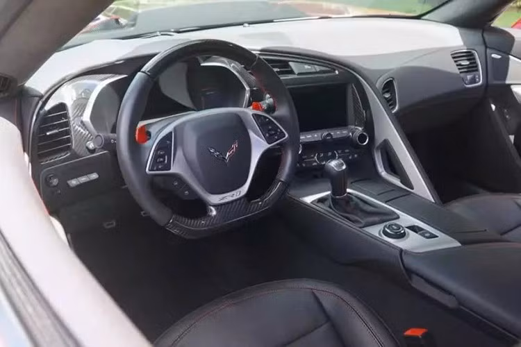 Nội thất xe được bọc da Jet Black cũng tuyệt đẹp không kém, với ghế ngồi thể thao Competition Sport có chức năng sưởi ấm, thông gió và chỉnh điện, ốp sợi carbon khắp cabin, máy ghi dữ liệu hiệu suất khi xe đua...