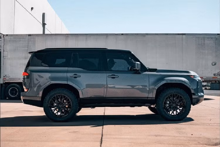 Bộ nâng gầm của của thương hiệu Westcott có thể nâng lên 2,5 inch (63,5 mm) phía trước và 0,75 inch (19,05 mm) phía sau, đủ để lắp bộ lốp cao đến 35 inch.