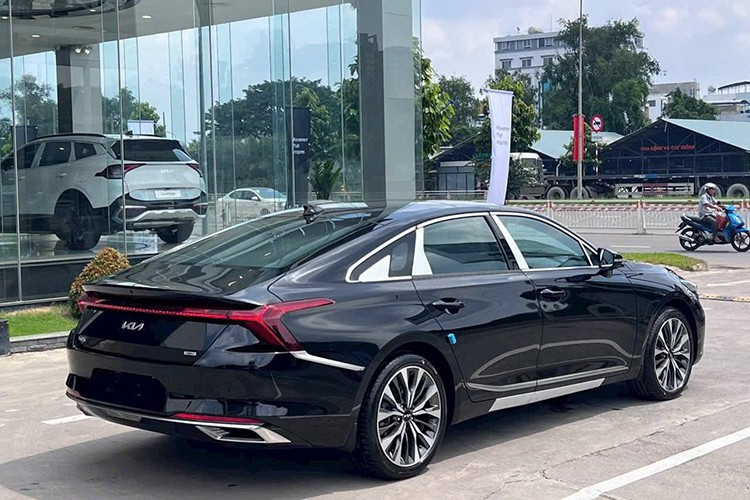 Kia K8 vốn là thế hệ mới của dòng xe K7 cũ. Xe sở hữu kích thước khá lớn với chiều dài 5.015 mm và chiều dài cơ sở 2.900 mm. Xe sở hữu lưới tản nhiệt không viền với mắt lưới hình kim cương. Đèn LED định vị ban ngày kiêm đèn báo rẽ nằm hai bên lưới tản nhiệt.