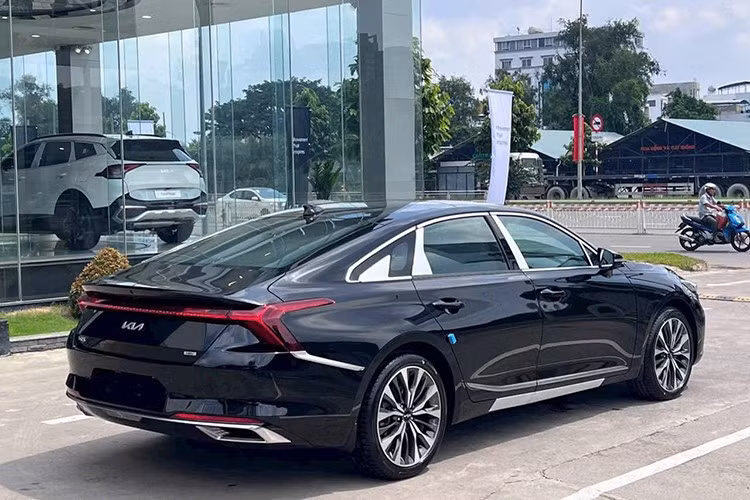 Kia K8 vốn là thế hệ mới của dòng xe K7 cũ. Xe sở hữu kích thước khá lớn với chiều dài 5.015 mm và chiều dài cơ sở 2.900 mm. Xe sở hữu lưới tản nhiệt không viền với mắt lưới hình kim cương. Đèn LED định vị ban ngày kiêm đèn báo rẽ nằm hai bên lưới tản nhiệt.