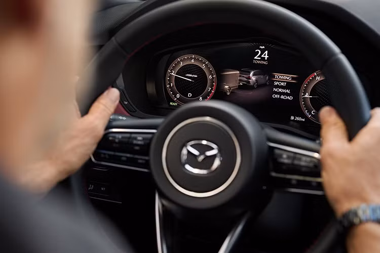 Đáng chú ý, doanh số của mẫu xe SUV Mazda CX-70 trong tháng 9 vừa qua đã sụt giảm tới 57,5%, buộc Mazda phải điều chỉnh chiến lược để thu hút người dùng – mà bước đi rõ rệt nhất chính là điều chỉnh giá bán.