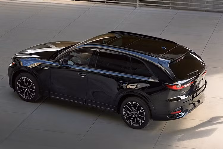 CX-70 PHEV tiếp tục sử dụng hệ truyền động quen thuộc với động cơ xăng tăng áp 2.5L kết hợp mô-tơ điện và gói pin lithium-ion 17,8 kWh. Tổng công suất đạt 323 mã lực, mô-men xoắn 500 Nm, mang lại hiệu năng vận hành mạnh mẽ.