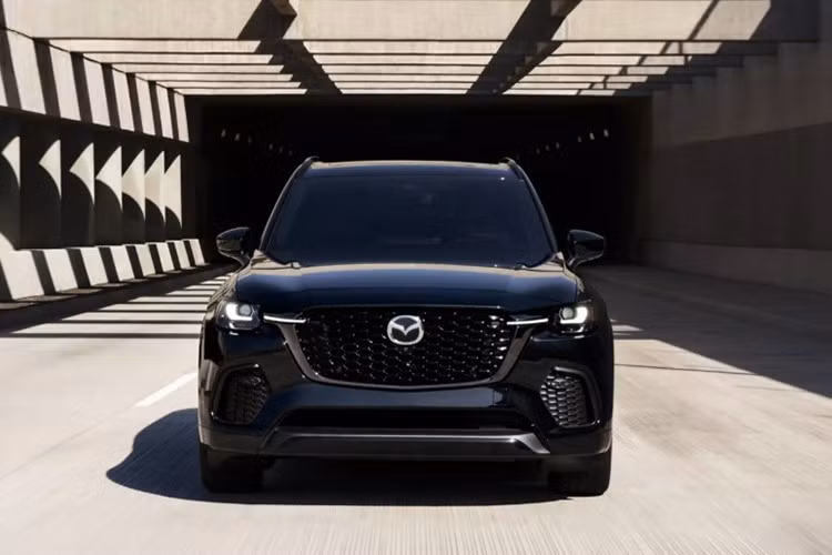 Việc hạ giá này đưa Mazda CX-70 PHEV 2026 trở thành lựa chọn hợp túi tiền hơn, đồng thời xếp ngang với các bản CX-70 dùng động cơ xăng I6 về mặt giá thành – trong khi vẫn vượt trội về công suất và khả năng tiết kiệm nhiên liệu.