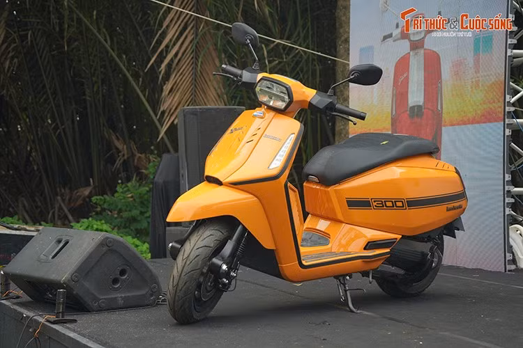 Với thông điệp “Di sản chạm tương lai”, Lambretta hướng tới tôn vinh giá trị cổ điển vượt thời gian, đồng thời kiến tạo chuẩn mực mới cho phong cách sống hiện đại – nơi đẳng cấp, công nghệ và cá tính giao hòa trong từng đường nét thiết kế.