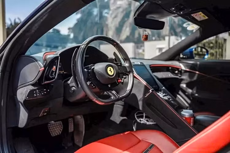 Nội thất của Ferrari Roma mang hướng hiện đại, tinh tế sở hữu nhiều công nghệ mới nhất. Bảng táp lô bọc da Alcantara và da trơn. Điểm nhấn của xe nằm ở khoang lái khi có thêm 2 chỗ ngồi cho hàng ghế sau, xe có cụm màn hình giải trí đặt dọc, phía trước mặt người ngồi ghế phụ được trang bị thêm một màn hình giải trí nhưng đây là tùy chọn giống như trên Ferrari Portofino.