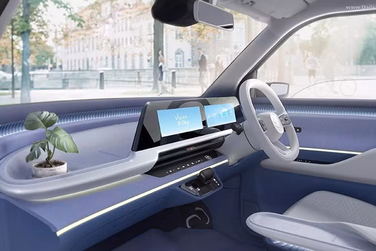 Mặt táp-lô dạng nổi của xe tạo cảm giác hài hòa với thiết kế nội thất bao quanh. Trong khi đó, dải đèn LED chạy khắp khoang lái tạo nên không gian sang trọng. Cần chuyển số được đặt ngay dưới mặt táp-lô, giúp thao tác chuyển giữa các chế độ P, R, N, D dễ dàng hơn.