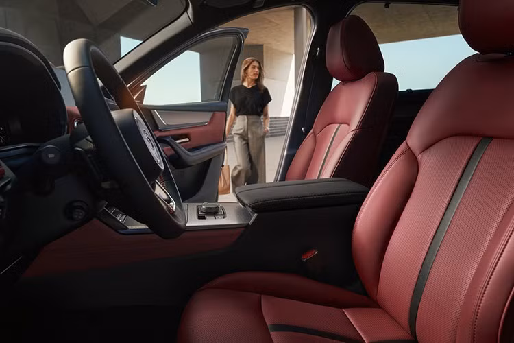 Bên cạnh bản PHEV, các phiên bản CX-70 dùng động cơ 3.3L I6 tăng áp cũng nhận được một số nâng cấp nhẹ về trang bị. Tất cả các bản 2026 đều có viền ngoại thất sơn đen bóng.