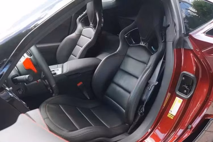 Cuối cùng nhưng chắc chắn không kém phần quan trọng, hệ truyền động. Chúng ta đang nói đến động cơ V8 LT5 siêu nạp 6.2 lít của GM, với công suất 755 mã lực và mô-men xoắn 715 lb-ft (1000 Nm) tại nhà máy.