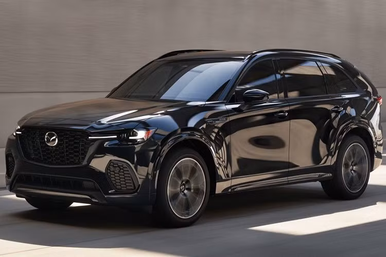 Mazda vừa gây chú ý khi mạnh tay điều chỉnh giá bán cho mẫu SUV hybrid cắm sạc (PHEV) CX-70 phiên bản 2026 tại thị trường Mỹ. So với phiên bản tiền nhiệm, phiên bản mới có giá khởi điểm thấp hơn tới hơn 10.000 USD, một mức giảm hiếm thấy trong phân khúc xe điện hóa đang ngày càng cạnh tranh khốc liệt.