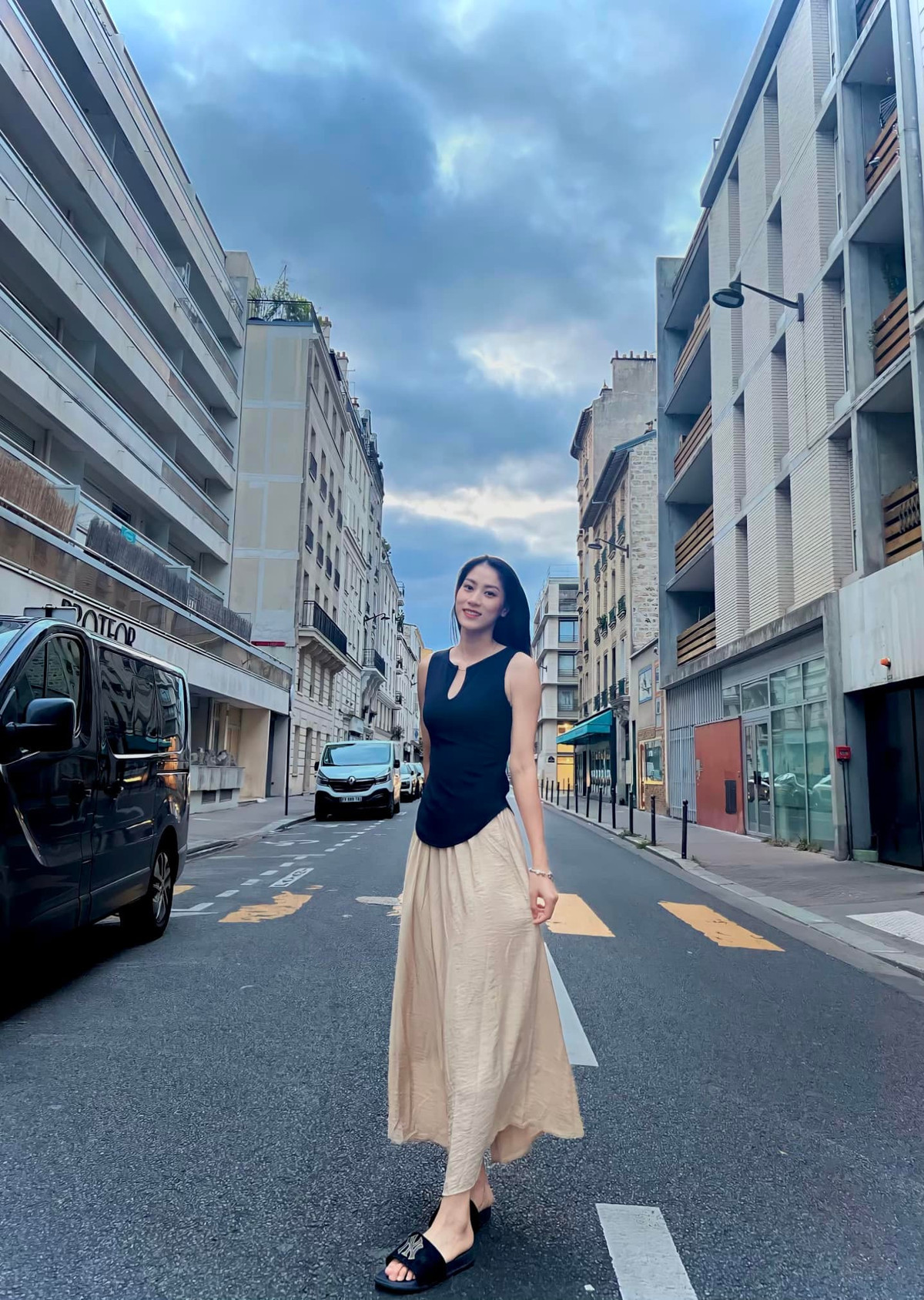 Trong năm qua, Hoàng Thị Kiều Trinh là một trong những gương mặt góp mặt thường xuyên trong đội hình đội tuyển bóng chuyền nữ Việt Nam. Cô cùng đồng đội giành Huy chương Bạc tại SEA Games 33 và thi đấu ở nhiều giải quốc tế như AVC Nations Cup, SEA V.League, để lại dấu ấn bằng phong độ ổn định và tinh thần thi đấu bền bỉ.