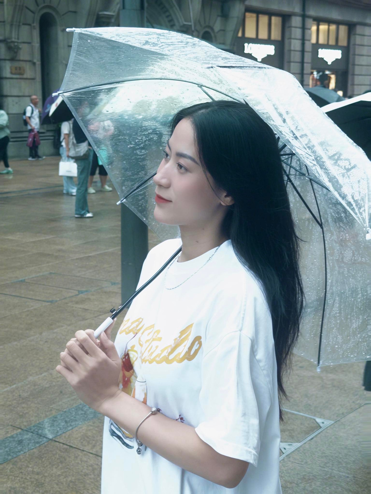 Bên cạnh chuyên môn, việc được phong quân hàm Đại úy quân nhân chuyên nghiệp vào tháng 9/2025 cũng được xem là sự ghi nhận cho quá trình rèn luyện kỷ luật, nghiêm túc và nỗ lực không ngừng của nữ VĐV sinh năm 2001.