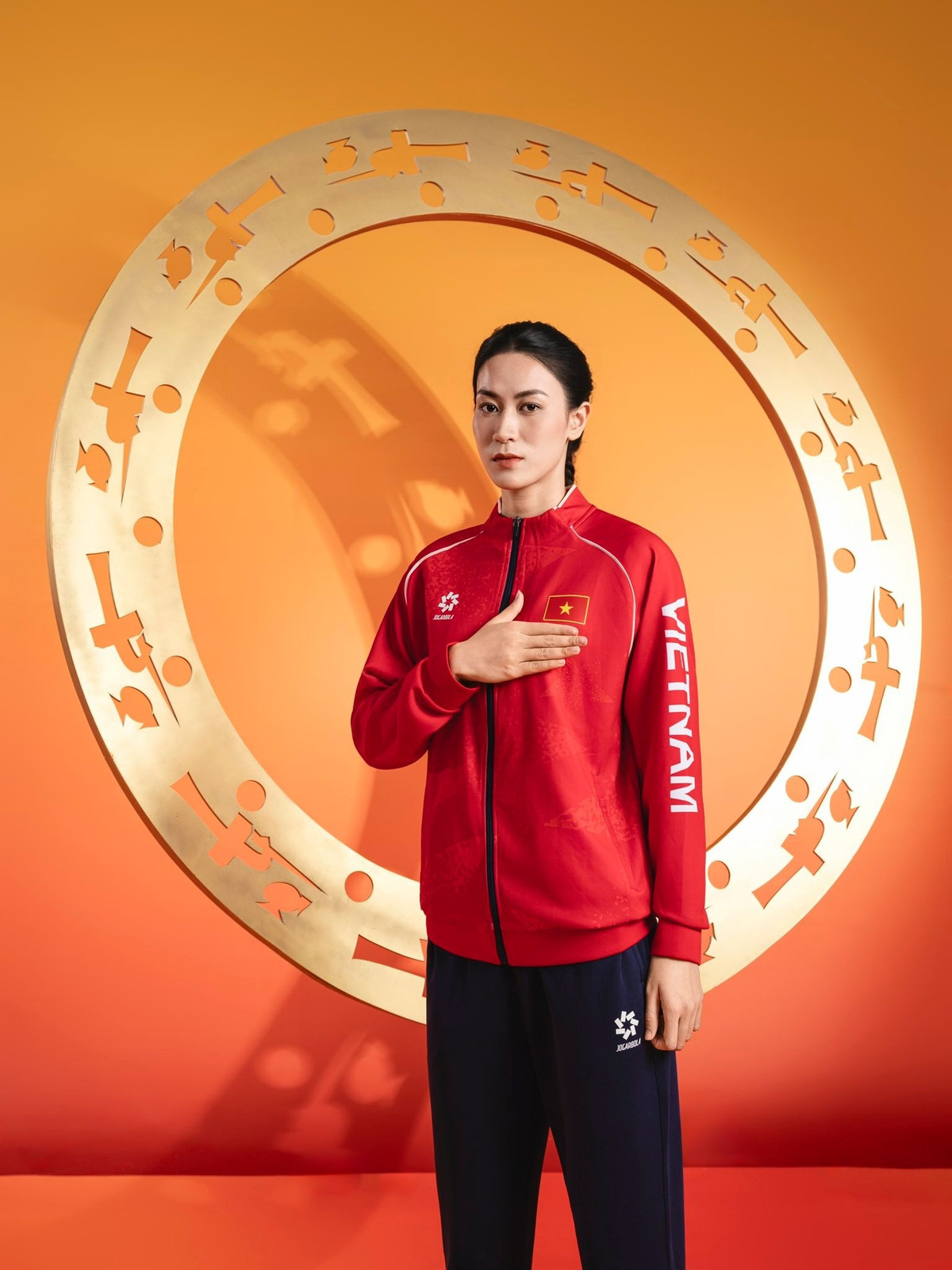 Giữa thời điểm cuối năm, khi nhiều VĐV chọn cách tổng kết thành tích bằng những con số hay bài đăng rầm rộ, Hoàng Thị Kiều Trinh lại xuất hiện theo cách rất riêng: lặng lẽ, nhẹ nhàng nhưng đủ để người xem hiểu rằng phía sau khoảnh khắc bình yên ấy là cả một hành trình dài của sự kiên trì và nỗ lực.