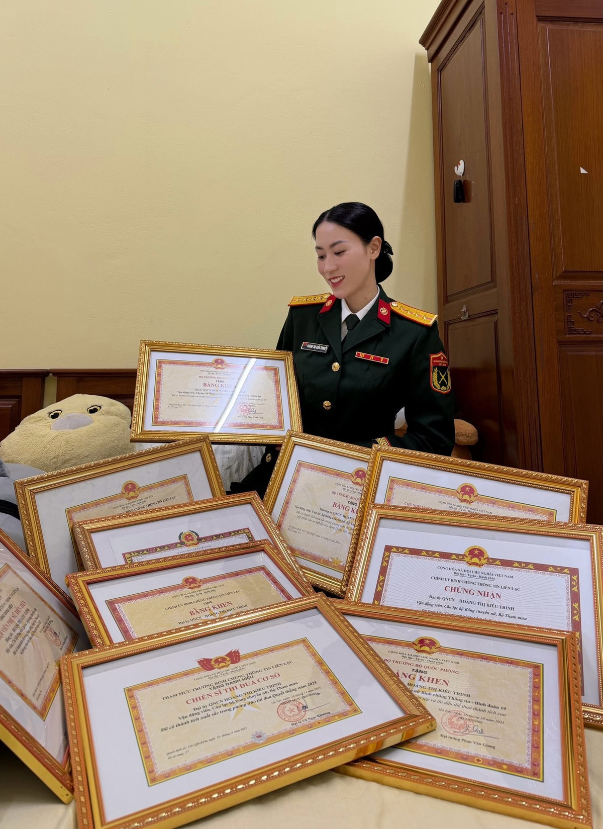 Tối 26/12, Hoa khôi bóng chuyền Hoàng Thị Kiều Trinh gây sốt MXH khi chia sẻ bức ảnh đời thường tổng kết năm 2025, thu hút sự quan tâm của cộng đồng mạng.