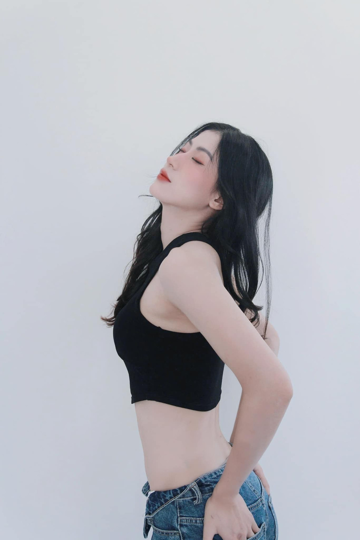 Nổi bật trong ảnh là loạt bằng khen ghi nhận những thàng tích mà Kiều Trinh đã đạt được trong năm 2025. Ánh mắt bình thản, nụ cười nhẹ cùng phong thái chững chạc khiến bức ảnh được nhận xét là "nhìn vào là thấy sự trưởng thành".