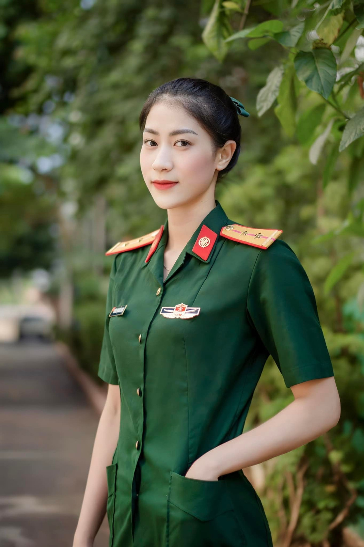 Trong khung hình, nữ VĐV bóng chuyền xuất hiện với vẻ ngoài chỉn chu, gương mặt xinh đẹp, tươi tắn và thần thái điềm đạm.