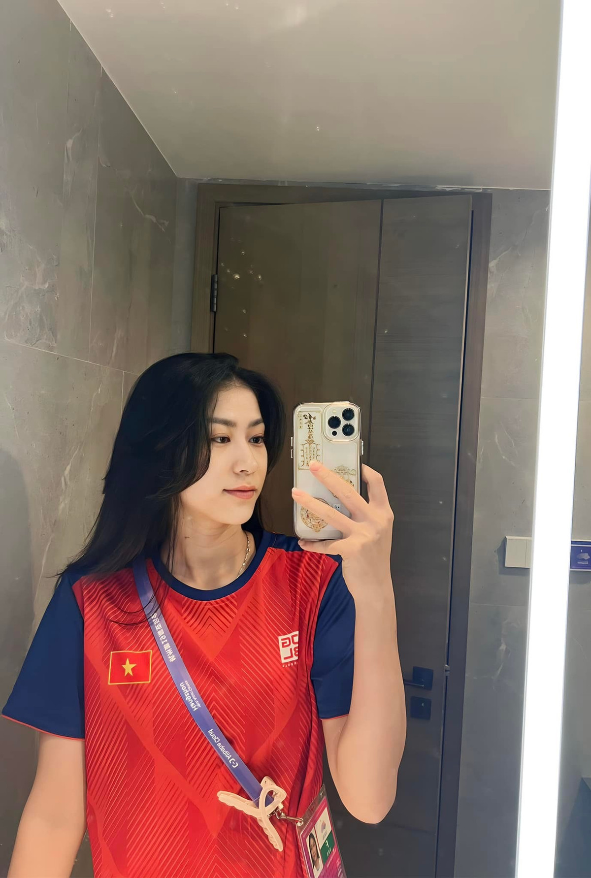 Không còn hình ảnh căng mình trên sân đấu hay những pha bật nhảy đầy sức mạnh, khoảnh khắc lần này của Kiều Trinh mang màu sắc đời thường hơn nhưng đủ khiến netizen trầm trồ.