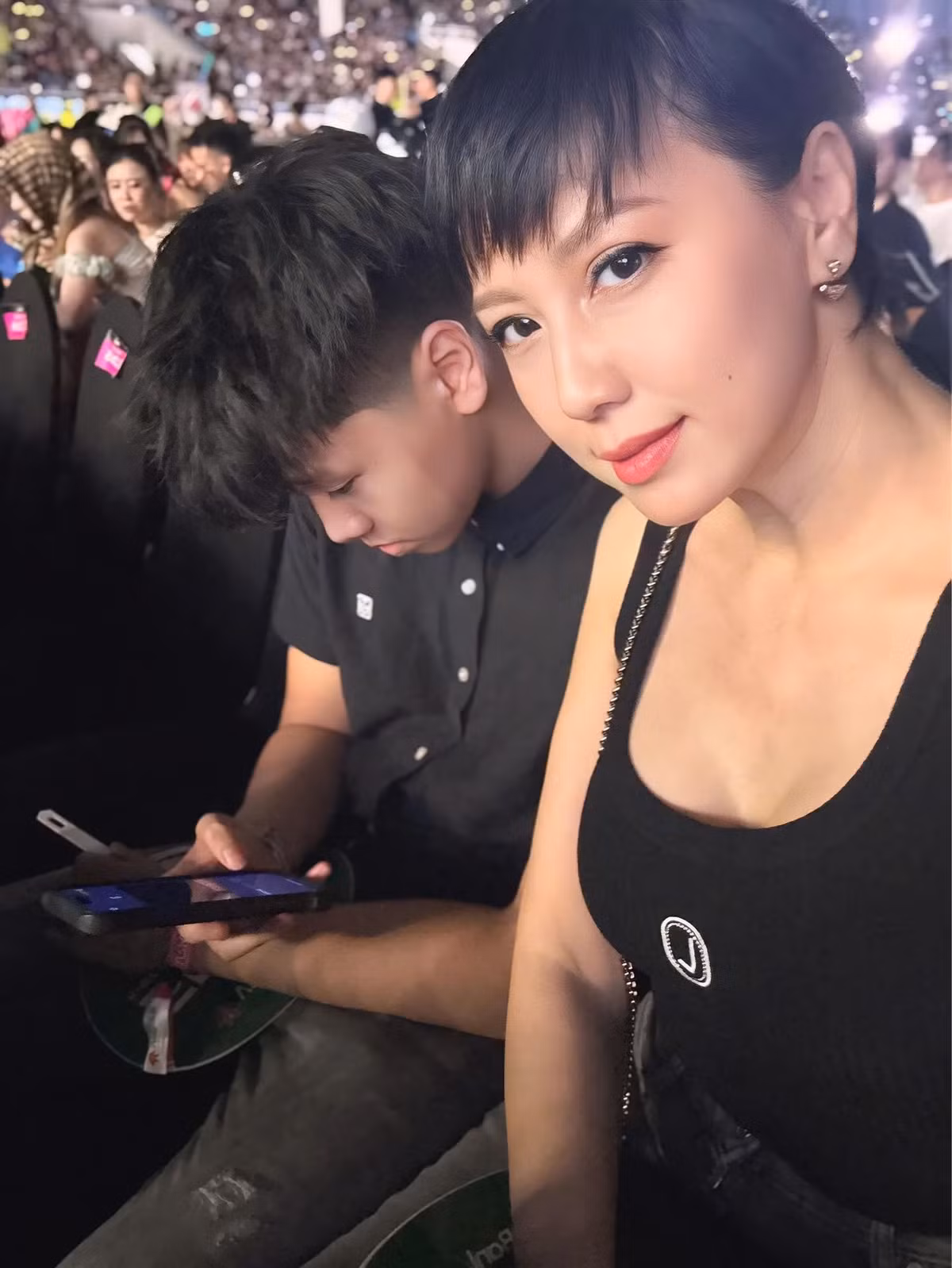 Trong khu vực chơi bowling, bà Mai Đoàn xuất hiện cực kỳ nổi bật với thần thái rạng rỡ và gu thời trang trẻ trung, hiện đại.