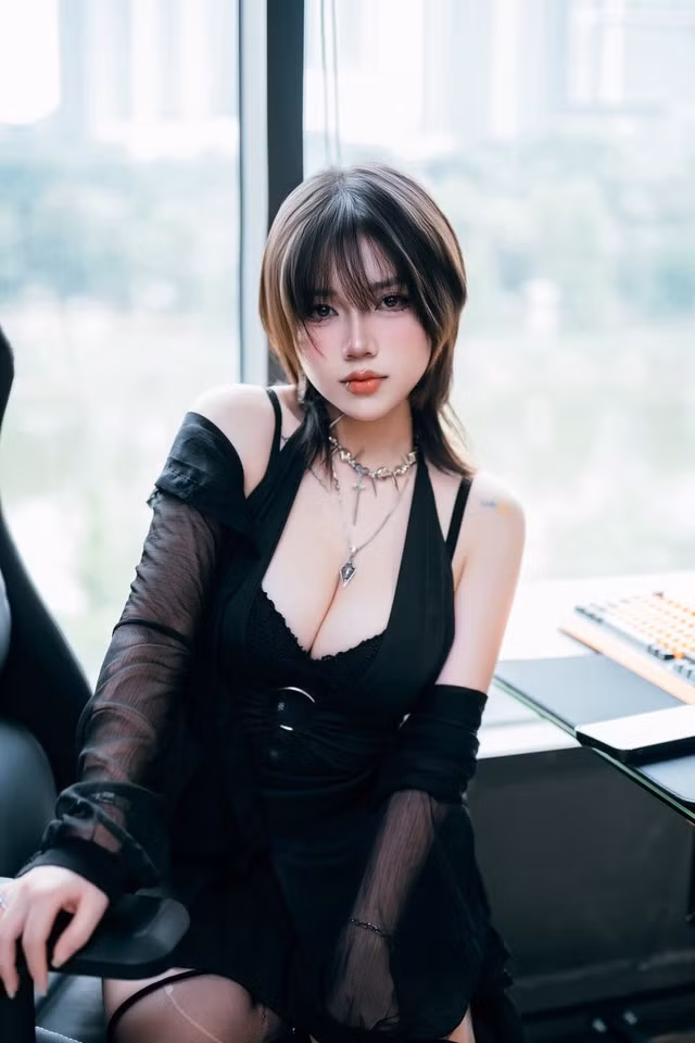 Một trong những bức hình khiến tên tuổi Mai Anh "viral" chỉ đơn giản là đang chơi game, nhưng chính vẻ ngoài gợi cảm, mái tóc dài uốn nhẹ, ánh mắt sắc sảo và trang phục năng động đã khiến cộng đồng mạng không thể rời mắt.