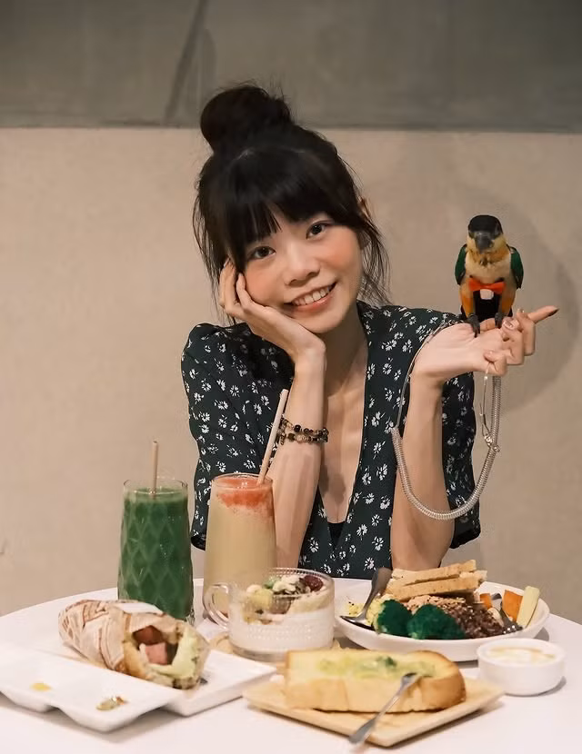 Đáng chú ý hơn, zi_huang_ còn thường xuyên chơi đùa, tương tác và chụp ảnh cùng những chú chim vẹt này.