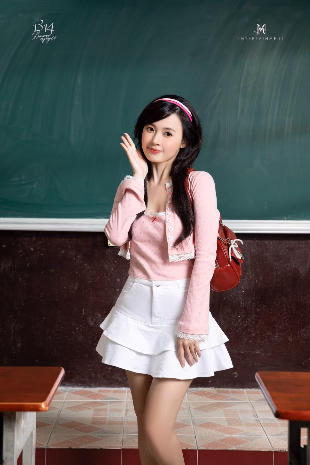 Tối 14/6, Midu khoe nhan sắc "hack tuổi" khiến nhiều người phải trầm trồ. Trong ảnh, nữ giảng viên diện áo cardigan hồng cùng chân váy trắng, kết hợp với băng đô và túi xách đồng điệu, tạo nên vẻ ngoài ngọt ngào, tươi tắn như nữ sinh.