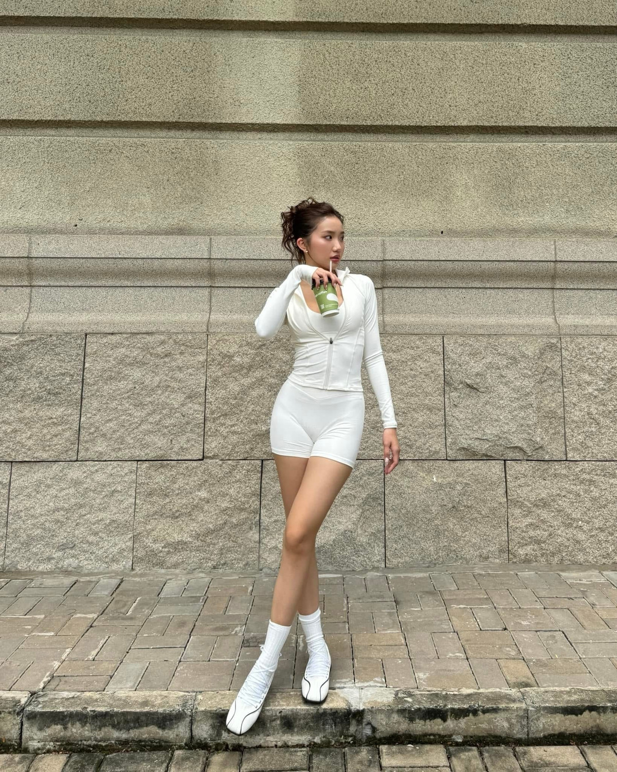 Huyền 2k4 nhanh chóng xây dựng được hình ảnh một hot girl đời thường nhưng vẫn sang chảnh, gần gũi, từ đó sở hữu lượng người theo dõi “khủng” trên các nền tảng mạng xã hội như TikTok và Instagram.