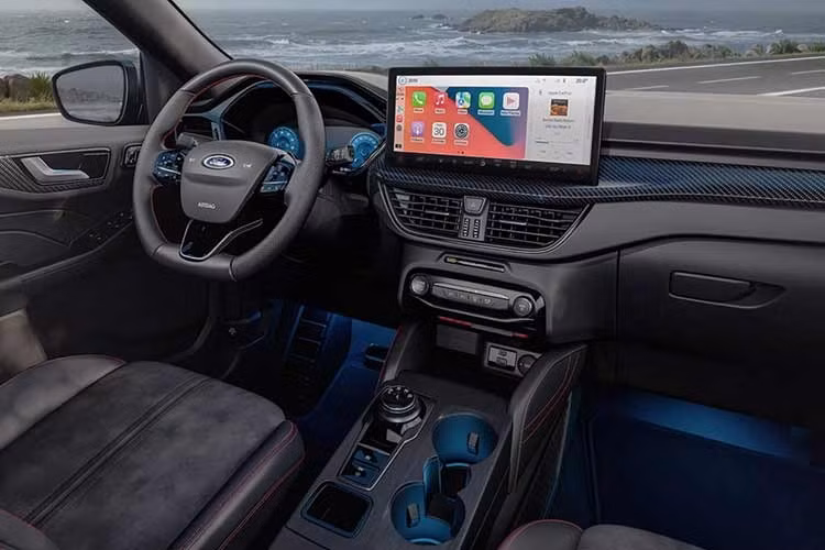 Công nghệ này sẽ được tích hợp sẵn ở các bản cao cấp như ST-Line X và Active X, đồng thời là tùy chọn nâng cấp cho các bản Titanium và ST-Line thường. Khách hàng có thể mua trọn gói, hoặc sử dụng theo thuê bao tháng/năm kể từ tháng 4/2026. Mỗi xe sẽ có 3 tháng trải nghiệm miễn phí.