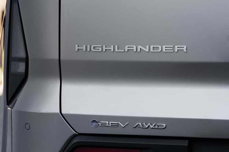 Tổng thể xe SUV Toyota Highlander EV 2027 to lớn hơn đáng kể so với thế hệ trước: dài 198,8 inch (tăng 3,9 inch), rộng 78,3 inch (tăng 2,3 inch) và trục cơ sở kéo dài tới 120,1 inch – tăng gần 20 cm, mở rộng không gian nội thất đáng kể.