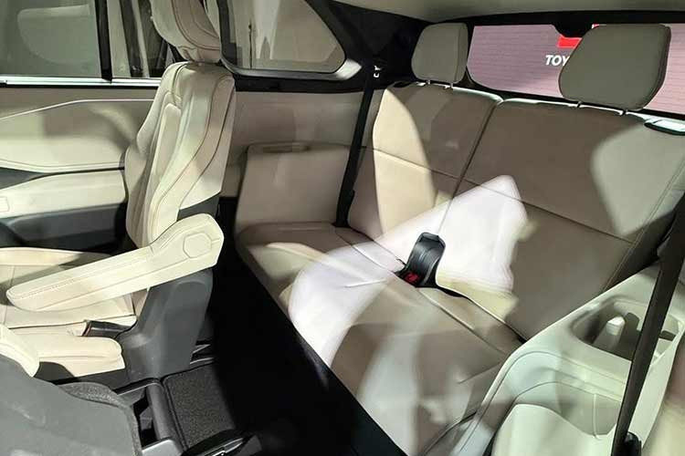 Highlander EV 2027 sử dụng hệ truyền động điện hoàn toàn với nhiều cấu hình. Phiên bản XLE dẫn động cầu trước sử dụng pin 77 kWh, cho công suất 221 mã lực, mô-men xoắn 198 lb-ft và phạm vi hoạt động 287 dặm (462 km). Phiên bản AWD sử dụng cùng loại pin cho phạm vi 270 dặm, hoặc tùy chọn nâng cấp lên pin 95,8 kWh cho tầm hoạt động 320 dặm (515 km).