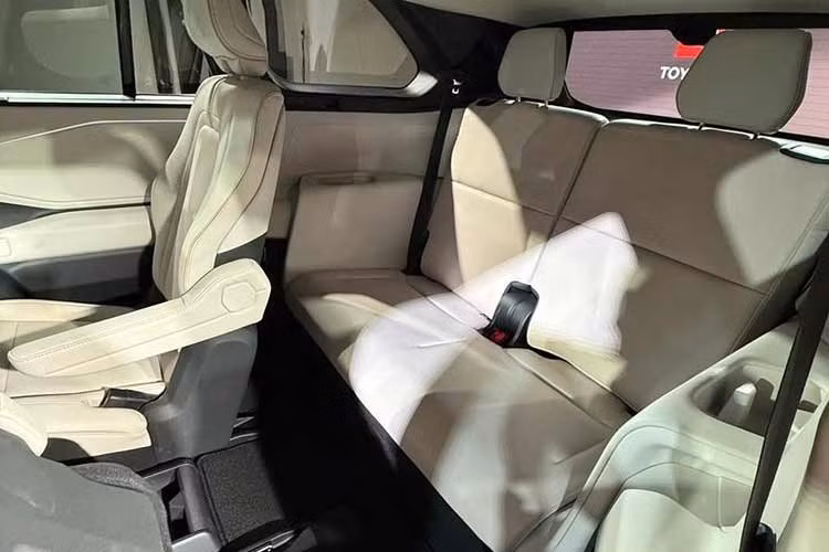 Highlander EV 2027 sử dụng hệ truyền động điện hoàn toàn với nhiều cấu hình. Phiên bản XLE dẫn động cầu trước sử dụng pin 77 kWh, cho công suất 221 mã lực, mô-men xoắn 198 lb-ft và phạm vi hoạt động 287 dặm (462 km). Phiên bản AWD sử dụng cùng loại pin cho phạm vi 270 dặm, hoặc tùy chọn nâng cấp lên pin 95,8 kWh cho tầm hoạt động 320 dặm (515 km).