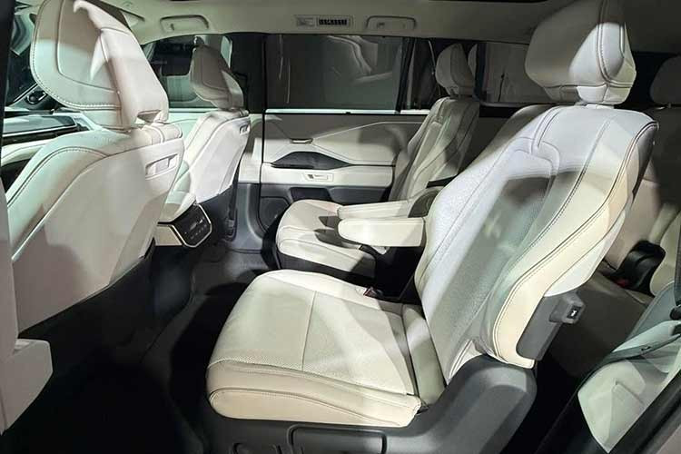 Toyota tự tin tuyên bố hàng ghế thứ ba đủ thoải mái cho người lớn, với các tiện ích như cổng sạc USB-C, cửa gió điều hòa và lưng ghế ngả nhẹ. Dung tích khoang hành lý đạt 1.292 lít khi gập hàng ghế thứ ba, và 450 lít khi dựng lên – vẫn nhỉnh hơn nhiều SUV cùng phân khúc, dù không rộng bằng Grand Highlander.