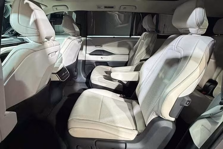 Toyota tự tin tuyên bố hàng ghế thứ ba đủ thoải mái cho người lớn, với các tiện ích như cổng sạc USB-C, cửa gió điều hòa và lưng ghế ngả nhẹ. Dung tích khoang hành lý đạt 1.292 lít khi gập hàng ghế thứ ba, và 450 lít khi dựng lên – vẫn nhỉnh hơn nhiều SUV cùng phân khúc, dù không rộng bằng Grand Highlander.