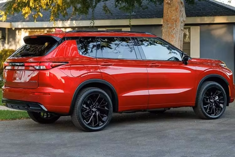 Tuy nhiên, Nissan chỉ cung cấp hai phiên bản cao cấp, trong khi Mitsubishi đưa ra tới năm tùy chọn cấu hình. Phiên bản tiêu chuẩn Rogue Plug-In Hybrid SL được trang bị loạt tiện ích đáng chú ý như gạt mưa tự động, cốp sau điều khiển bằng cảm biến chuyển động, bộ mâm 20 inch sơn đen và gương chiếu hậu bóng đen tích hợp đèn báo rẽ phát sáng