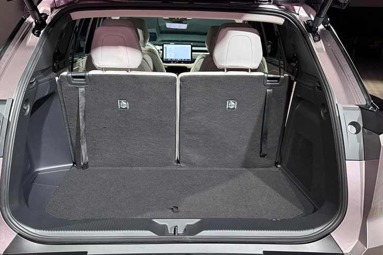 Bản cao cấp Limited được trang bị tiêu chuẩn hệ dẫn động AWD và pin lớn, sản sinh công suất tối đa 338 mã lực và mô-men xoắn 323 lb-ft. Xe hỗ trợ sạc nhanh DC với cổng chuẩn NACS, có khả năng sạc từ 10–80% chỉ trong 30 phút (trong điều kiện lý tưởng). Tính năng sạc thông minh Plug &amp; Charge, làm ấm pin trước khi sạc và bộ sạc tại nhà hai chế độ là trang bị tiêu chuẩn.