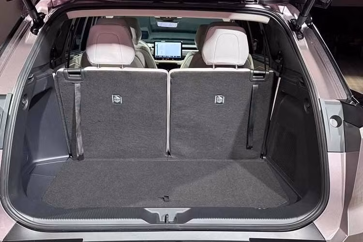 Bản cao cấp Limited được trang bị tiêu chuẩn hệ dẫn động AWD và pin lớn, sản sinh công suất tối đa 338 mã lực và mô-men xoắn 323 lb-ft. Xe hỗ trợ sạc nhanh DC với cổng chuẩn NACS, có khả năng sạc từ 10–80% chỉ trong 30 phút (trong điều kiện lý tưởng). Tính năng sạc thông minh Plug &amp; Charge, làm ấm pin trước khi sạc và bộ sạc tại nhà hai chế độ là trang bị tiêu chuẩn.