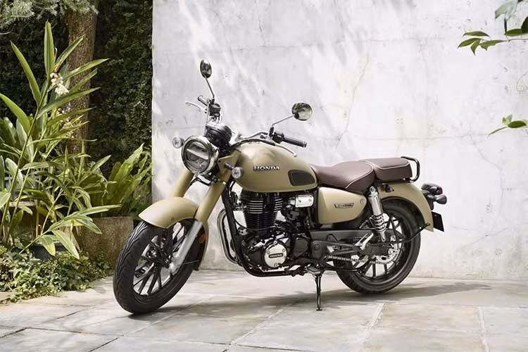 Tại thị trường Thái Lan, Honda GB350C 2026 được phân phối chính hãng với mức giá 155.900 baht (khoảng 129,5 triệu đồng). Xe nằm cùng phân khúc với đối thủ Royal Enfield Meteor 350 2026.