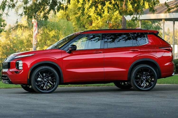 Dù mang tên Rogue, mẫu xe này thực chất là phiên bản gắn logo lại từ Mitsubishi Outlander PHEV – một mẫu crossover hybrid sạc ngoài quen thuộc trên thị trường. Sự khác biệt lớn về giá khiến nhiều người đặt câu hỏi, bởi mẫu Outlander PHEV 2025 có giá khởi điểm chỉ từ 40.445 USD (chưa bao gồm phí vận chuyển 1.745 USD), rẻ hơn rõ rệt so với bản Nissan.