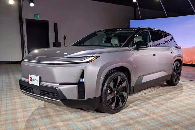 Sau hơn 20 năm có mặt trên thị trường, mẫu xe SUV Toyota Highlander chính thức chuyển mình mạnh mẽ với phiên bản 2027 hoàn toàn mới. Không còn là phiên bản nâng cấp thông thường, Highlander giờ đây là một mẫu xe thuần điện, đánh dấu bước ngoặt lớn trong chiến lược sản phẩm của Toyota.