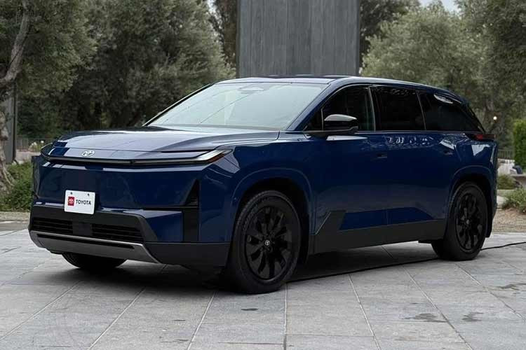 Dù Toyota chưa công bố giá bán chính thức, nhiều khả năng Highlander EV sẽ có giá khởi điểm trên 50.000 USD. Xe sẽ được sản xuất tại Kentucky (Mỹ) với pin từ nhà máy tại Bắc Carolina – giúp đáp ứng điều kiện miễn thuế và giảm giá thành.