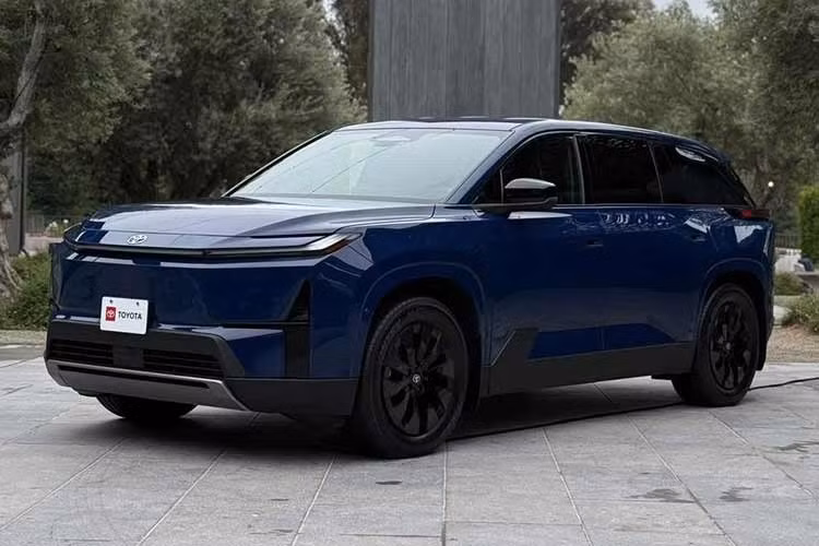 Dù Toyota chưa công bố giá bán chính thức, nhiều khả năng Highlander EV sẽ có giá khởi điểm trên 50.000 USD. Xe sẽ được sản xuất tại Kentucky (Mỹ) với pin từ nhà máy tại Bắc Carolina – giúp đáp ứng điều kiện miễn thuế và giảm giá thành.