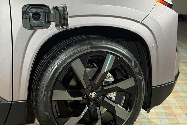 Toyota cho biết tỷ lệ kích thước mới của Highlander EV 2027 không chỉ mang lại dáng vẻ vững chãi, mà còn tối ưu hóa việc bố trí pin, cải thiện khả năng tiếp cận hàng ghế thứ ba và gia tăng không gian cho hành khách.