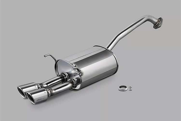 Điểm nhấn đáng chú ý nhất của bản nâng cấp nằm ở hệ thống ống xả thể thao bằng thép không gỉ với hai đầu ra titan, mang lại âm thanh thể thao hơn và tạo dấu ấn thị giác mạnh mẽ. Tuy nhiên, dù sở hữu hệ thống ống xả kép, mẫu xe vẫn không có sự nâng cấp về công suất.