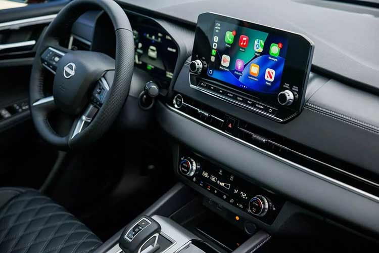 Về mặt an toàn và hỗ trợ lái, Nissan trang bị cho Rogue PHEV hàng loạt công nghệ tiên tiến như hệ thống hỗ trợ lái bán tự động ProPILOT Assist, kiểm soát hành trình thích ứng thông minh, camera 360 độ tích hợp phát hiện chuyển động...