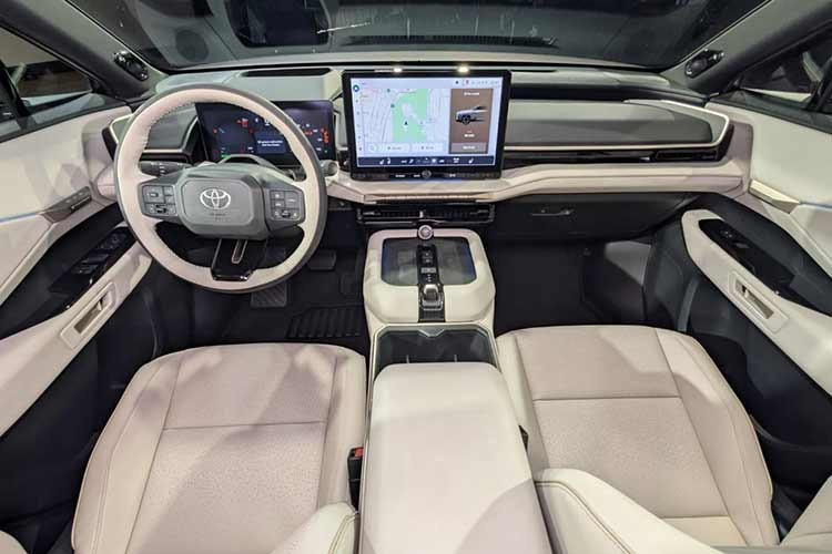 Không gian nội thất được thiết kế tinh giản nhưng vẫn đầy đủ tiện nghi. Màn hình trung tâm 14 inch và bảng đồng hồ kỹ thuật số 12,3 inch là điểm nhấn công nghệ. Toyota vẫn giữ lại các nút bấm vật lý cho hệ thống điều hòa – điểm cộng lớn trong thời đại mọi thứ “cảm ứng hóa”.